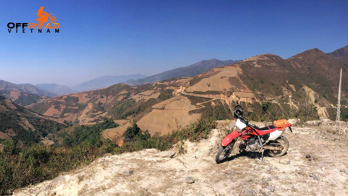 5-day trip on motorbike in Vietnam on the Hoang Lien range. Vietnam motorcycle tours North Centre roof roads.