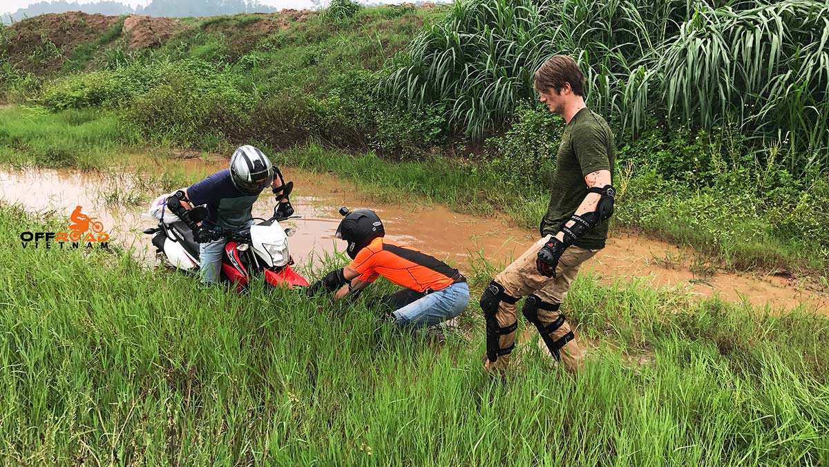 Semi-guided Motorbike Tours with the help from the guide in a rice field in Ba Be.